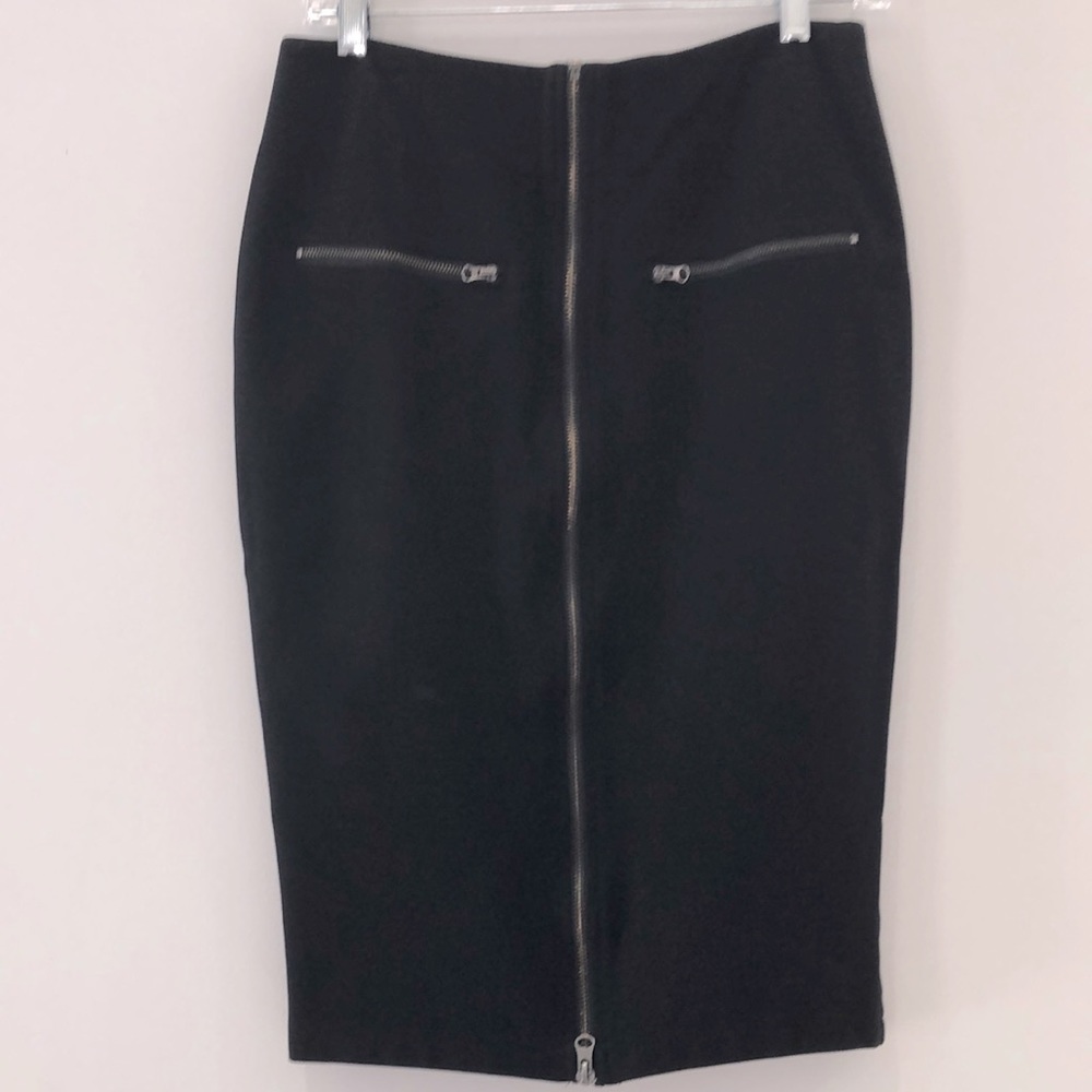 Romeo + Juliet Black pencil skirt, full front zipper. Faux front pockets. Size M